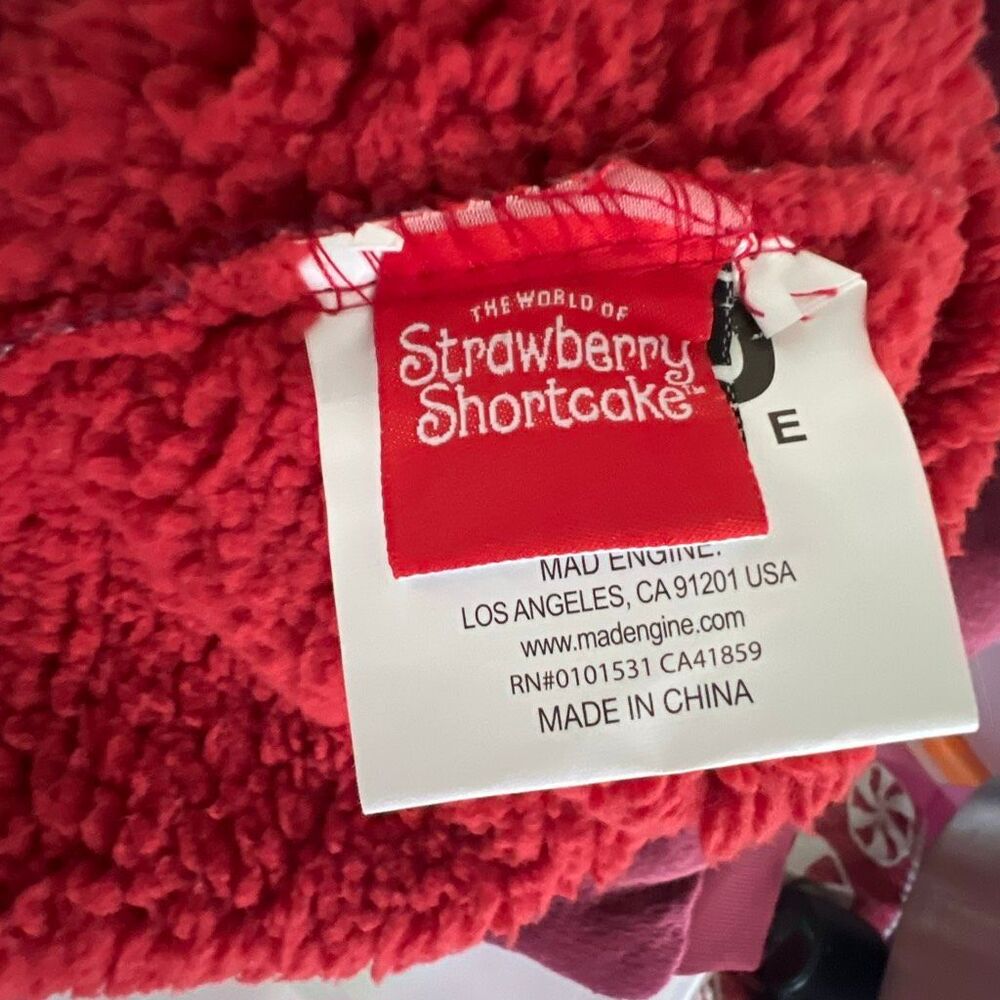 Strawberry Shortcake Sherpa Blanket Hoodie Burgundy Size XL Nwt - Picture 3 of 7